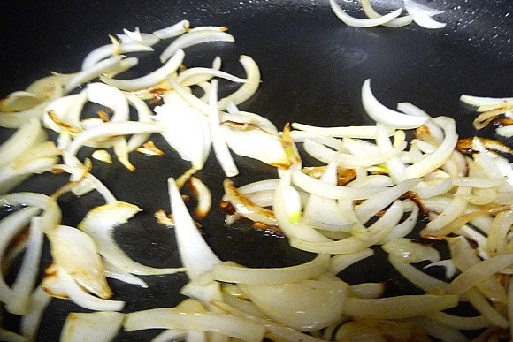 1. Этап. Свинина со сметаной: 1. На сковороде разогреть небольшое количество растительного масла. Очистить луковицу и нарезать полукольцами. Отправить на сковороду и обжарить немного. Чеснок очистить и нарезать (можно пропустить через пресс). Добавить к луку и обжарить до золотистого цвета.