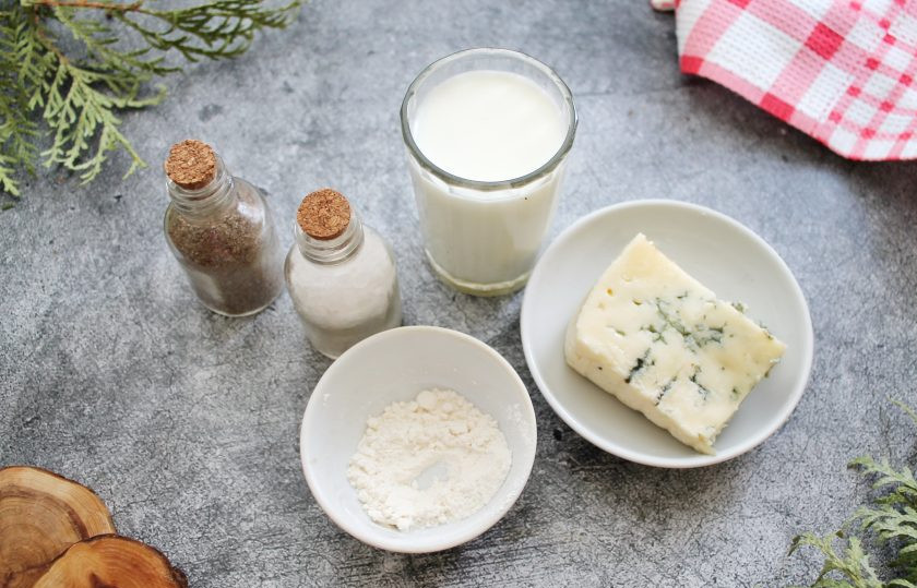 1. Этап. Соус из сухих сливок: Подготовьте все необходимые ингредиенты для приготовления соуса из сухих сливок.