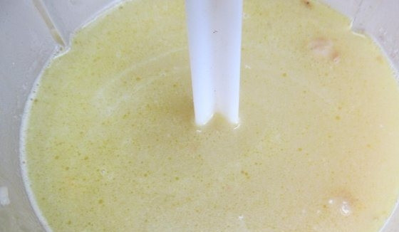 1. Этап. Сырный суп с крабовыми палочками: Когда все ингредиенты в бульоне сварятся, остудите их, перелейте суп в чашу блендера. Там тщательно его взбейте до полной однородности при помощи погружной насадки.