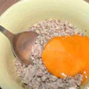 1. Этап. Мясные рулетики с ореховой начинкой: 2. Берем орехи, и немного прожарив их на сухой сковороде, перемалываем, по вкусу добавляем хмели-сунели. Взбиваем желток. Рубим мелко зелень. Зелень и желток добавляем к орехам и хорошо вымешиваем.