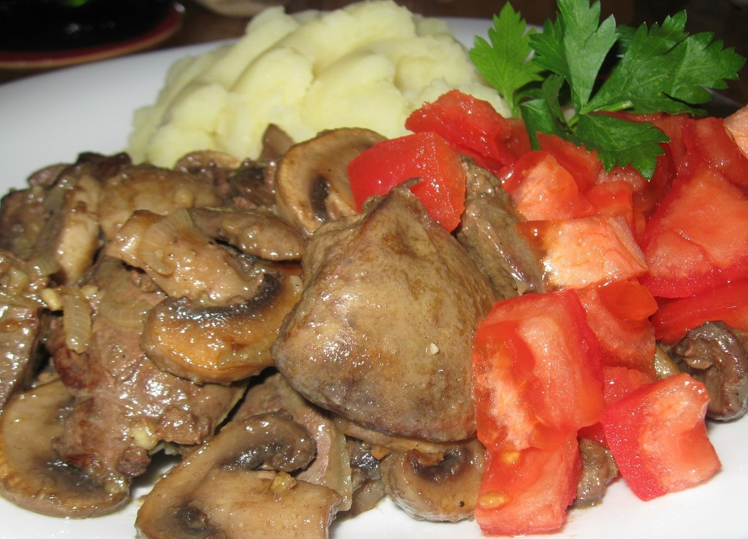 1. Stage. Chicken liver Forester: When serving, sprinkle with diced tomato, previously cleaned of skin and seeds. Bon Appetit!