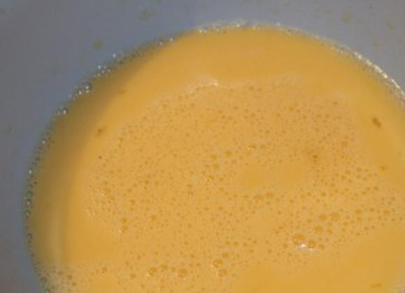 1. Этап. Блинчики с мясом и яйцом: Яйца взбиваем с молоком.