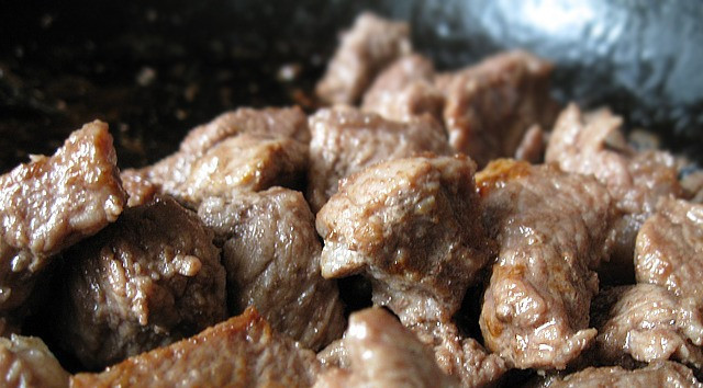 1. Этап. Телятина с кабачками: Говядину нарезаем средними кусочками и обжариваем на растительном масле до полуготовности.