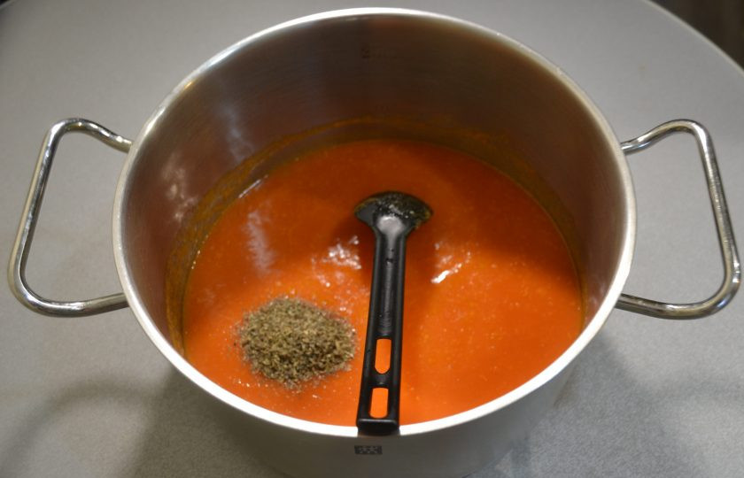 1. Этап. Соус Пассата: Приправьте соус базиликом, желательно свежим, но если нет свежего базилика, то сушеный базилик его легко заменит. Посолите по вкусу, добавьте для сбалансированности вкуса 1- 1,5 чайной ложки сахарного песка, проварите соус до загустения еще 10 минут.