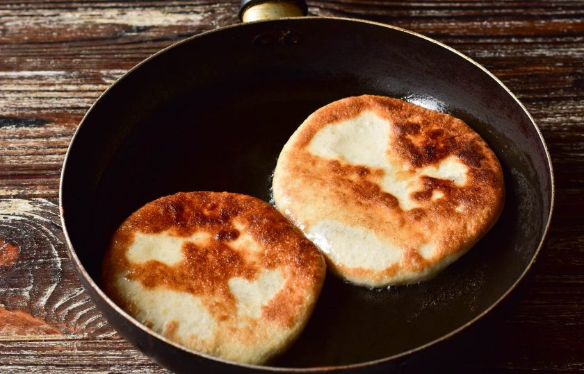 1. Этап. Хачапури с фасолью: В сковороде разогрейте растительное масло, выложите подготовленные хачапури. Жарьте их на умеренном огне до красивой и румяной корочки с двух сторон.