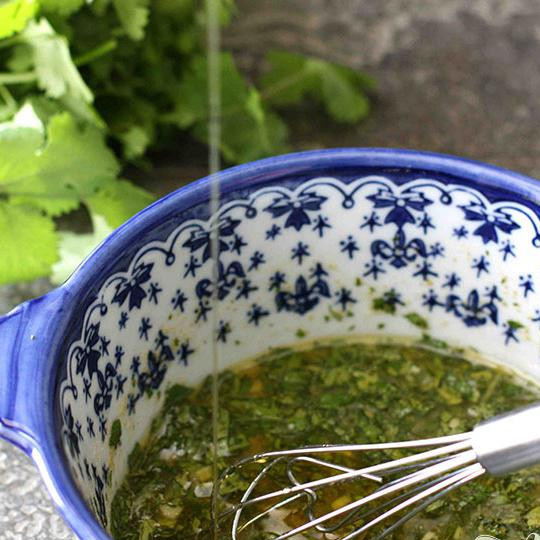 1. Этап. Салат из лебеды: Постоянно взбивайте и постепенно добавляйте оливковое масло тоненькой струйкой, пока масса не объединится. Приправить перцем по вкусу и отставьте в сторону.