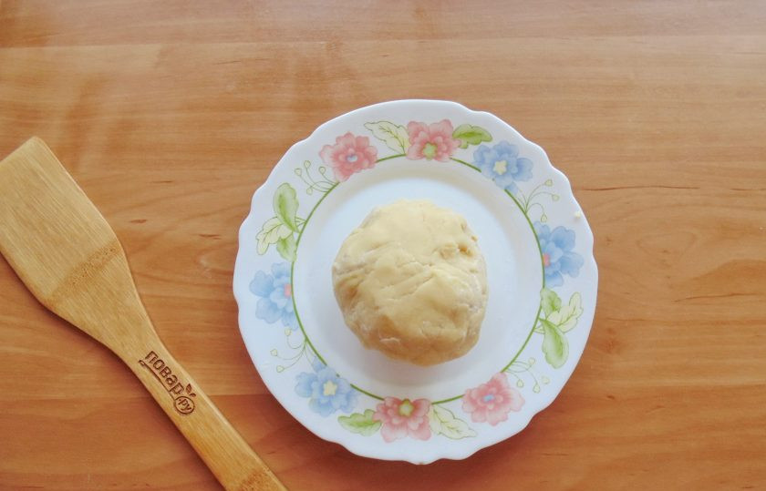 1. Этап. Краковское печенье: Соберите тесто в шар. Оберните пищевой пленкой и поставьте в холод на 30-40 минут.