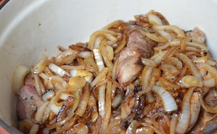 1. Этап. Свиные ребрышки запеченные с луком: Лук переложить в кастрюлю к ребрышкам.
