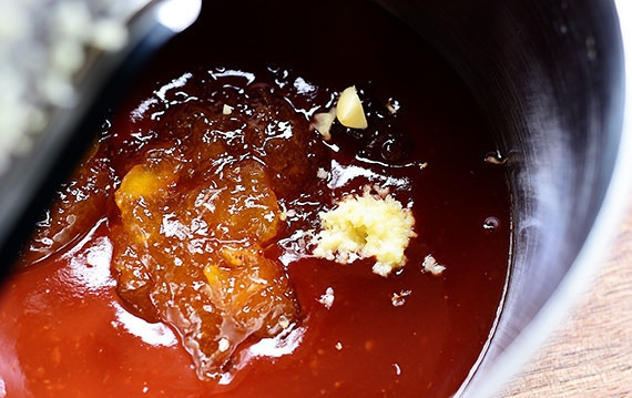 1. Этап. Курица в духовке с соусом барбекю: 2. Налейте в сотейник соус, добавьте джем и измельченный чеснок. Нагрейте соус на среднем огне.