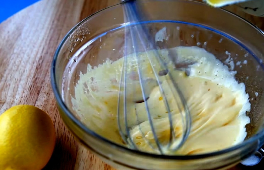 1. Этап. Королевское яйцо: 3. В миску положите желтки, взбейте венчиком, процедите уваренный уксус с перцем, продолжая взбивать, поставьте все на водяную баню и оставьте до того, как желтки побелеют.