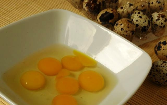 1. Этап. Майонез на перепелиных яйцах: Разбиваем в какую-нибудь емкость наши перепелиные яйца.