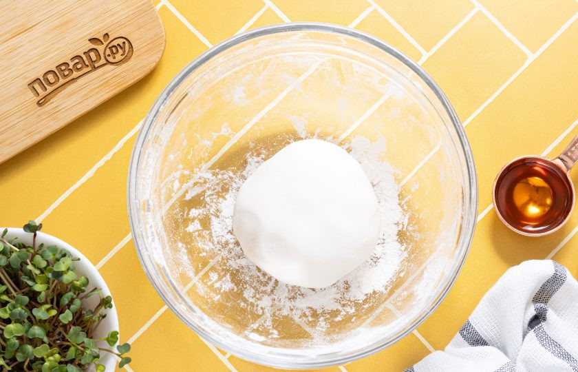 1. Этап. Рисовые токпокки: Скатайте тесто в шар. Смажьте тесто кунжутным маслом и хорошенько вымесите в течение еще 3-5 минут.