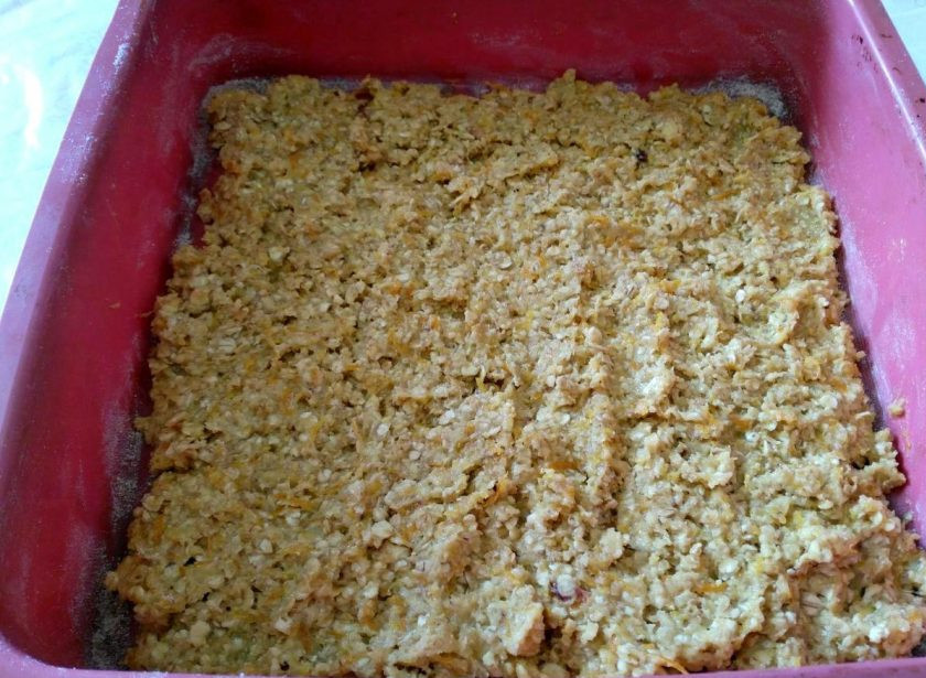 1. Этап. Яблочный пирог из овсяного теста: Разделите тесто на 3 равные части, 1 часть распределите по дну подготовленной формы (слегка присыпанной мукой).