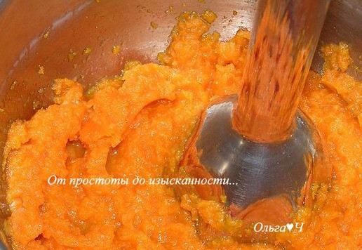 1. Этап. Пряный морковный дип: Измельчите в пюре с помощью погружного блендера.