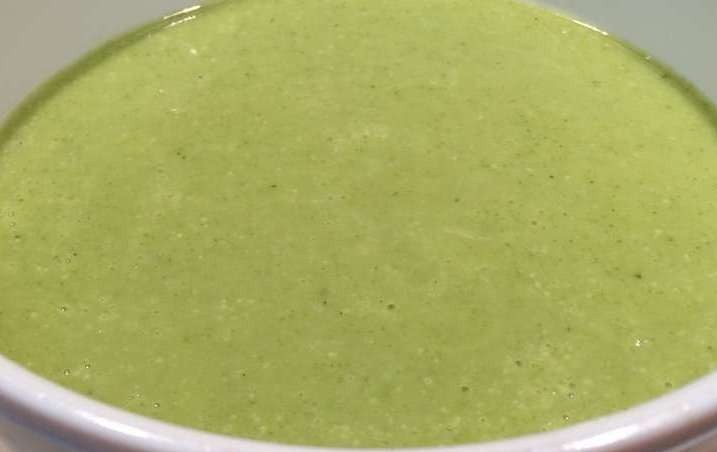 1. Этап. Суп-пюре из брокколи с плавленым сыром: 4. Затем выключаем суп и даем ему немного постоять. Далее погружным блендером все измельчаем. После этого можно довести суп до кипения и выключить.