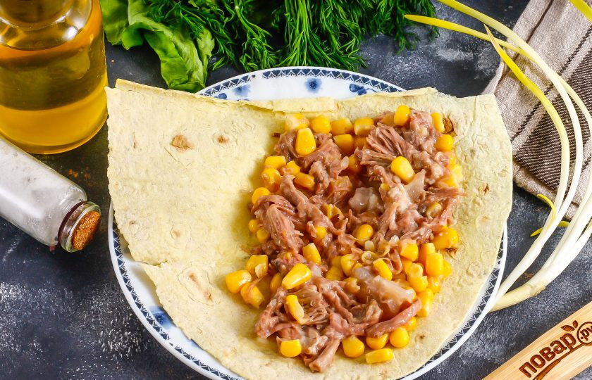 1. Этап. Начинки для мексиканских лепешек: На одну половину мексиканской кукурузной лепешки выложите подготовленную начинку и прикройте второй половиной.