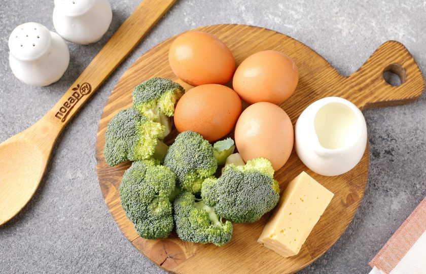 1. Этап. Омлет с брокколи в микроволновке: Подготовьте все ингредиенты.