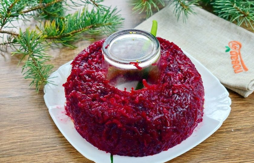 1. Этап. Салат Гранатовый ошейник: 7 - яйца; 8 - оставшуюся свеклу распределите по всей поверхности салата. Тщательно прижмите и выровняйте салат.