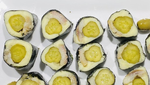 1. Этап. Роллы с сельдью, картофелем и соленым огурцом: Нарезать на порции, как вам удобно.