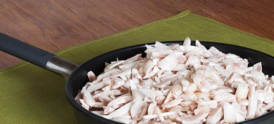 1. Этап. Бануш с грибами: Мелко нарежьте грибы.