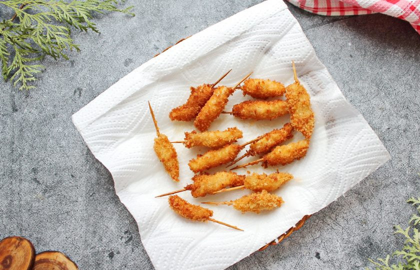 1. Этап. Креветки в сухарях панко: Переложите готовые креветки из сковороды на бумажное полотенце, чтобы убрать лишнее масло. После этого подавайте закуску к столу.