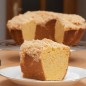 Мандариново-нутовый кекс Для начала необходимо сделать мандариновую пасту. Для этого целые неочищенные мандарины отвариваем в течение 1,5 - 2 часов, разрезаем, чтобы достать косточки, если они есть. Затем превращаем отваренные мандарины в пюре с помощью блендера. Яйца взбиваем с сахаром, солью и ванилином до пышной светлой массы, добавляем мандариновое пюре, аккуратно перемешиваем. Всыпаем просеянную нутовую муку, снова аккуратно перемешиваем. Нутовую муку я делаю сама: отвариваю замоченный нут до готовности, перемалываю с помощью блендера, полученную крошковатую массу полностью высушиваю в духовке при 100 градусах, а затем уже сухую крошку перемалываю в кофемолке. Подготавливаем форму: смазываем маслом и посыпаем манкой. Выкладываем тесто в подготовленную форму. Приготовим штрейзель: все ингредиенты перетираем в крошку (пальцами или с помощью блендера). Из этого количества ингредиентов крошки получается немного больше, чем необходимо. Посыпаем кекс штрейзелем и ставим в духовку, разогретую до 170 градусов, на 50-60 минут. Получается очень вкусный, ароматный, рассыпчатый, а самое главное полезный кекс! Приятного чаепития!