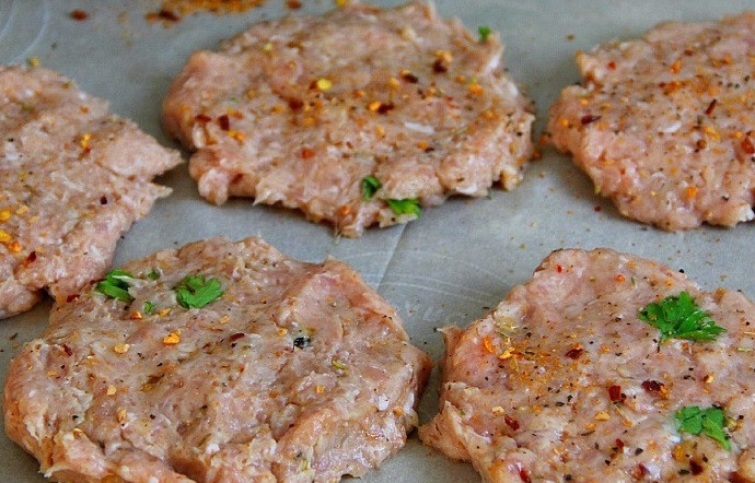 1. Этап. Куриные котлеты на гриле для бургеров: 2. Сформируйте котлеты по форме булки для бургера.