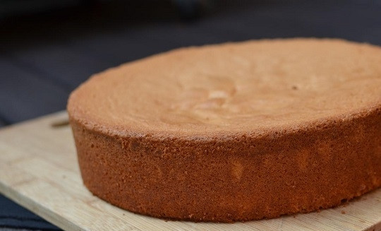 1. Этап. Бисквитно-фруктовый торт: 1. Первым делом приготовьте тесто: взбейте 6 желтков и примерно 200 грамм сахара. Добавьте 250 грамм просеянной муки. Отдельно взбейте белки в плотную пену. Аккуратно вмешайте в тесто, выложите его в форму, застеленную пергаментом, и выпекайте в духовке до готовности.