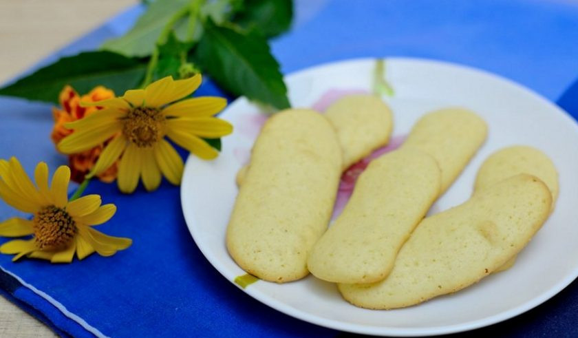 1. Этап. Палочки Савоярди: 5. Готовое печенье переложите на тарелку и остудите, а уже потом используйте для выпечки или ешьте так.