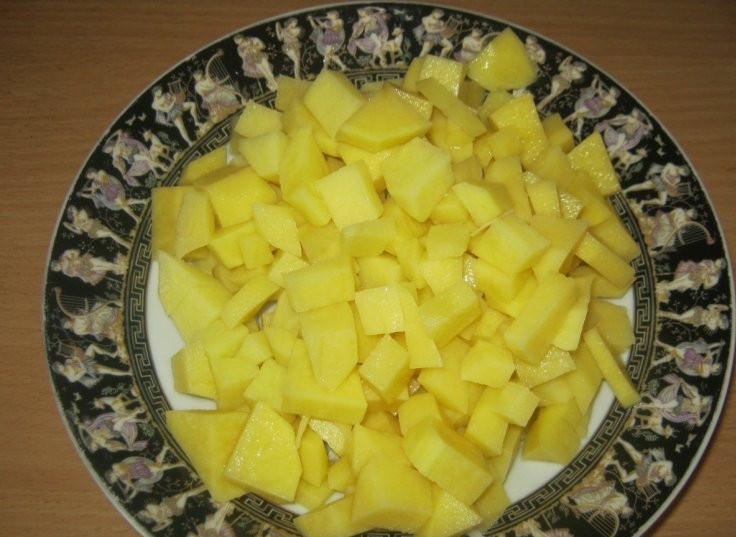 1. Этап. Щи из свежей капусты со свининой: Пока варится бульон, очистите картофель и порежьте довольно крупными кусочками. Купусту нашинкуйте мелко. Лук очистите от кожуры и мелко нарежьте, а морковь вымойте и натрите на крупной тёрке.