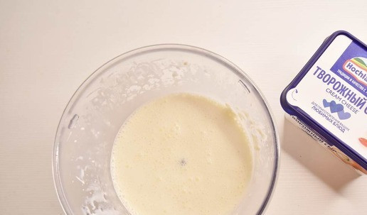 1. Этап. Картофельная запеканка с мясом: Для заливки смешиваю молоко с творожным сливочным сыром Hochland и вливаю смесь в форму.