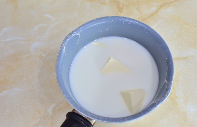 1. Этап. Бисквит в разъемной форме: Сливочное масло соедините с молоком и поставьте на огонь. Доведите до кипения и немного проварите, чтобы масло растаяло.