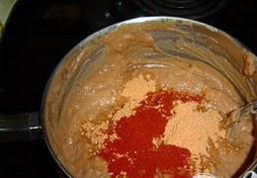 1. Этап. Мексиканская слоеная подлива: Добавить 1 столовую ложку паприки и 1,5 ст ложек приправы Taco.