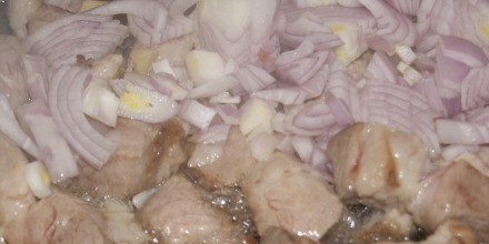 1. Этап. Жаркое по-деревенски: Измельчаем лук и чеснок. Мясо нарезаем средними кубиками. Разогреваем в глубокой сковороде масло и обжариваем мясо, до румяности. Сразу же добавляем лук и чеснок, тушим 3-4 минуты.