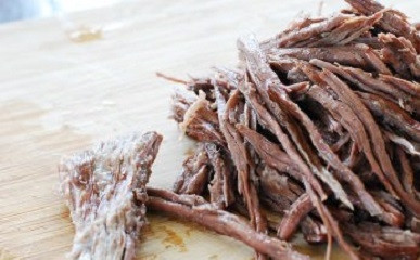 1. Этап. Суп Почти по-корейски: 3. Часа через 1.5, пока мясо полностью сварится, достаньте его и остудите немного. Нарежьте вот такой соломкой. Бульон процедите.