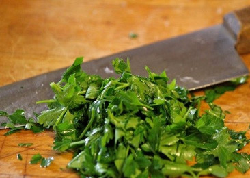 1. Этап. Салат из шпината и щавеля: Зелень необходимо тщательно промыть. Шпинат, щавель, петрушку и зелёный лук мелко нарезать и перемешать в салатнике.