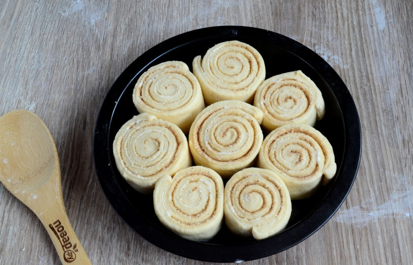 1. Этап. Булочки Синнабон (правильный рецепт 100%): Сложите маленькие рулетики в форму для выпекания, смазанную растительным маслом. Я использую круглую форму диаметром 25 см. Условие — обязательно оставьте булочки минут на 20-30, чтобы они отдохнули. Затем отправьте в разогретую духовку до 180 градусов на 25-30 минут. Время приготовления всегда индивидуально, смотрите, чтобы тесто пропеклось и не пригорело.
