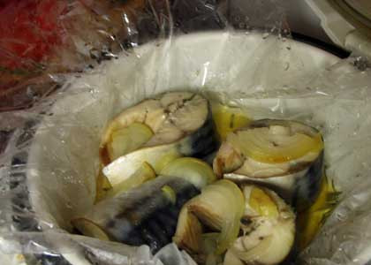 1. Этап. Рыба в рукаве в мультиварке: Не открывайте крышку сразу после того, как прозвучал сигнал об окончании процесса, дайте рыбке постоять еще минут 5. Вот такая вкуснотища получилась.