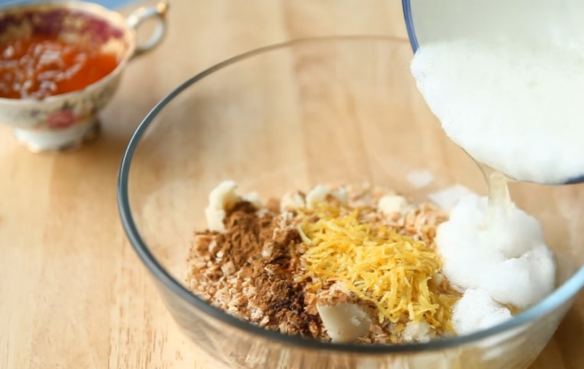 1. Этап. Миндальные бантики (слойки): 2. Марципановую массу разделите на кусочки и добавьте тертый обжаренный миндаль. Добавьте корицу, цедру лимонов, ром, яичные белки и все хорошо перемешайте. Начинка готова.