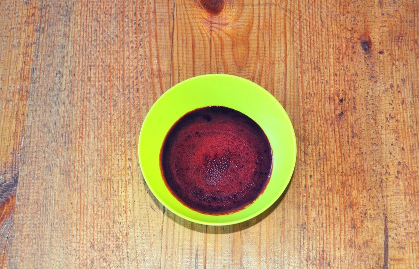 1. Этап. Торт Темный Ларри: Я решила использовать не пищевые красители, а сок черники. Ягоды размяла сначала в пюре, а после протерла через сито. По ложке добавляла сок в крем, взбивая.