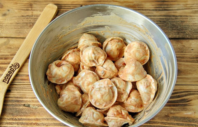 1. Этап. Пельмени на мангале: Перемешайте и оставьте пельмени на некоторое время для маринования при комнатной температуре.