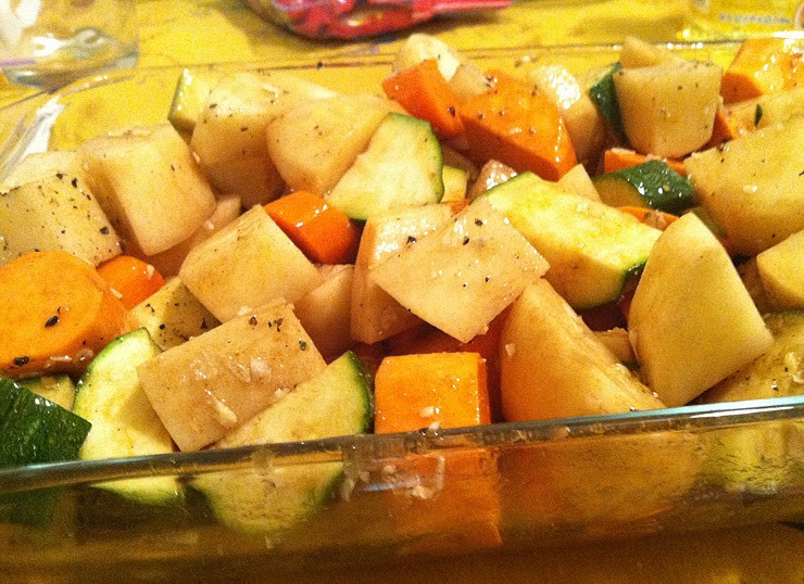 1. Этап. Картофель с овощами запеченный: 3. Полученной заправкой залить овощи. Дать им постоять пару минут, затем хорошо перемешать, чтобы каждый кусочек был полит заправкой.