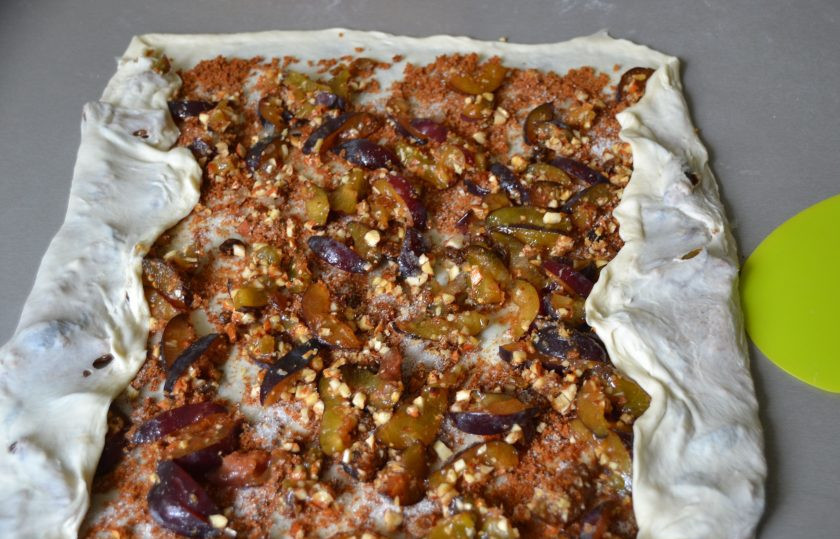 1. Этап. Штрудель со сливой: Подверните боковые стороны теста внутрь.