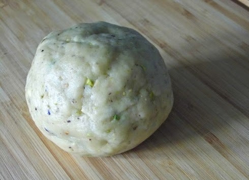 1. Этап. Фисташковый тарт с белым шоколадом: 5. Скатайте тесто в шар, оставьте на 20 минут.