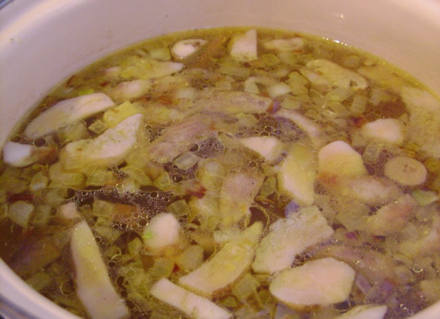 1. Этап. Грибной суп из белых замороженных грибов: В это время в бульон добавьте картофель дольками. Спустя 10 минут всыпьте зажарку.