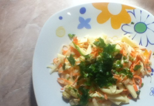 1. Этап. Салат из капусты с яблоками, морковью и изюмом: Вуаля! Я всегда благодарен тем людям, которые дают совет. Пускай это совет очень прост, до смешного и, то, что я знал его ещё до своего рождения, но дело в другом, дело в душевности данного акта, в сопереживании... человек проникается твоей проблемой и пытается помочь... БЕСКОРЫСТНО, а когда совет даёт человек, которого ты никогда в глаза не видел, то это дорогого стоит!