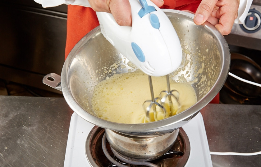 1. Этап. Шоколадный мусс с клюквой и лаймом: 2. Взбить на водяной бане яйцо, пока масса не станет легкой и воздушной. Миксером взбить сливки.