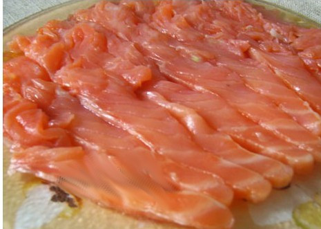 1. Этап. Кабачки с семгой: Теперь тонко нарежьте семгу.