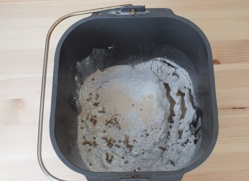 1. Этап. Хлеб с солодом в хлебопечке: В ведерко для хлебопечки загрузите ингредиенты согласно инструкции. В моем случае сначала идут жидкие, после сухие. Включите режим 