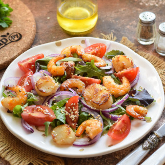 Салат из гребешков с рукколой